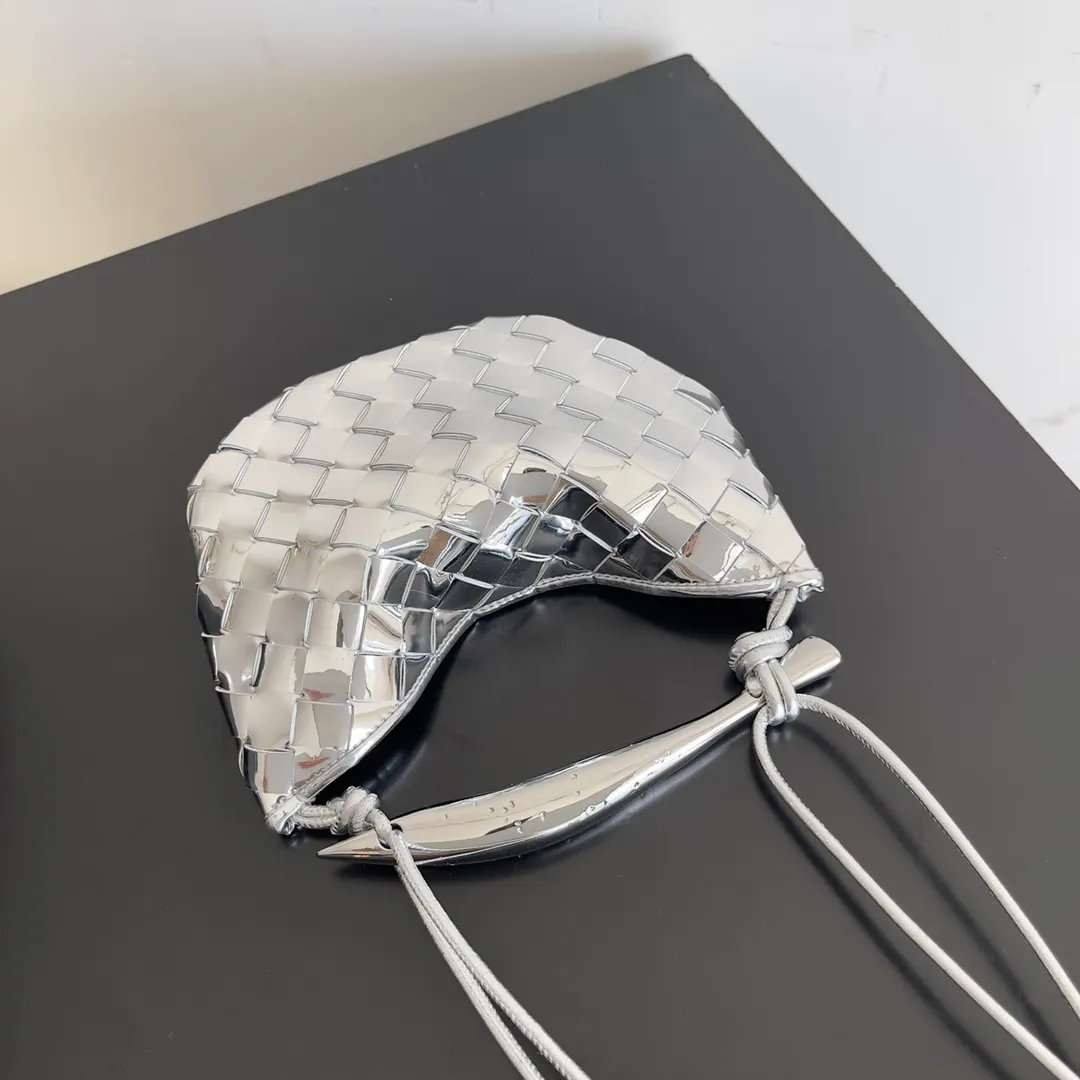 Batch of 1260 BV Mini Sardine is coming‼ ️Super high-end, stainless steel hardware + 24k real gold plating process, fish scales (concave and convex positions) are the finishing touch, the sardine bag that can be carried cross-body is completely beautiful to the heart. The metal element handle and the weaving are perfectly combined to completely integrate the artistic sense and elegance and fashion. It is really like a work of art🏺The large size is elegant, the small size is exquisite and cute, a must-have item for fashionistas, and the details are perfectly reproduced. Style number: 744267 Size 20*12*2.5